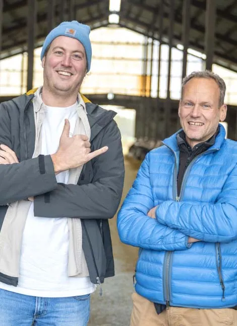 Thilo Backensholz mit Markus Kober im Stall des Backensholzer Hofs.