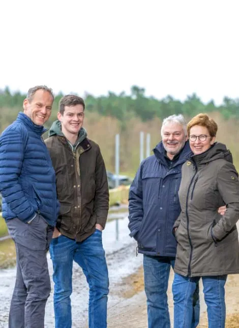 Familie Tipke gemeinsam mit Markus Kober vor der Jithofer Käserei in Bargstedt.
