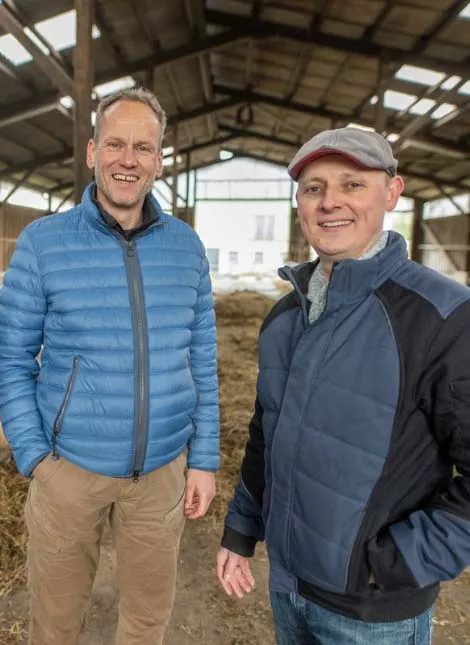 Malte Solterbeck und Markus Kober während einer Hofführung.